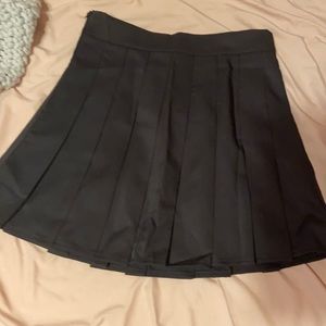 Black pleaded side zip skirt